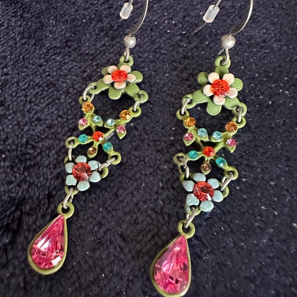 Beautiful vintage vibe classic drop earrings.  💚💗 - Picture 8 of 10